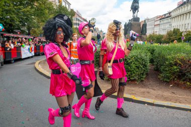 Prag, Çek Cumhuriyeti - 12.08.2019: Prag gururu. LGBT gay geçit törenindeki insanlar Ağustos, Prag, Çek Cumhuriyeti