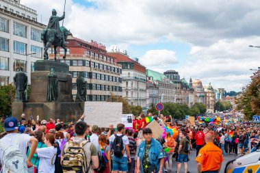Prag, Çek Cumhuriyeti - 12.08.2019: Prag gururu. LGBT gay geçit törenindeki insanlar Ağustos, Prag, Çek Cumhuriyeti