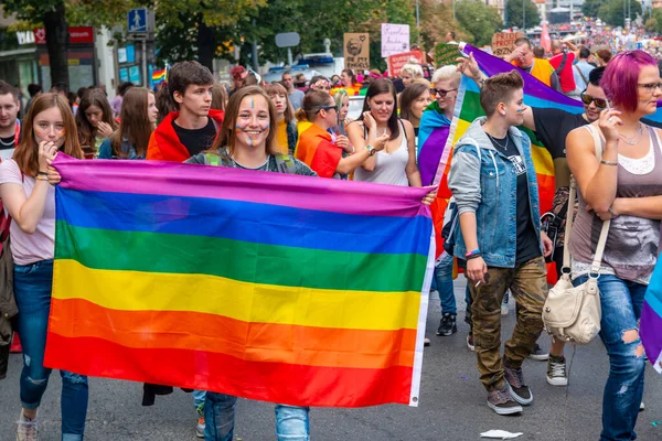 Prag, Çek Cumhuriyeti - 12.08.2019: Prag gururu. LGBT gay geçit törenindeki insanlar Ağustos, Prag, Çek Cumhuriyeti
