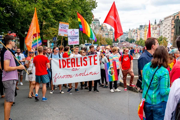 Praga, República Checa - 12.08.2019: El orgullo de Praga. La gente en el desfile gay LGBT en agosto en Praga, República Checa —  Fotos de Stock