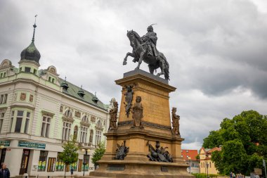 Podebrady, Çek Cumhuriyeti - 7.06.2020: Podiebrad Kralı George 'un heykeli veya Çek Cumhuriyeti' nin Merkez Bohemya Podebrady kentinde Bohemya Kralı