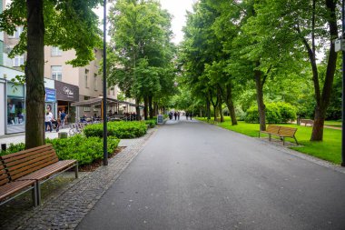 Podebrady, Çek Cumhuriyeti - 7.06.2020: Çekoslovakya 'nın Podebrady kentindeki Kolonada Caddesi bir tarafında güzel bir park, Çek Cumhuriyeti' ndeki Podebrady