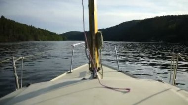 Yat güvertesinden pruvaya bir manzara ve Çek Cumhuriyeti 'nde nehirde yelken.