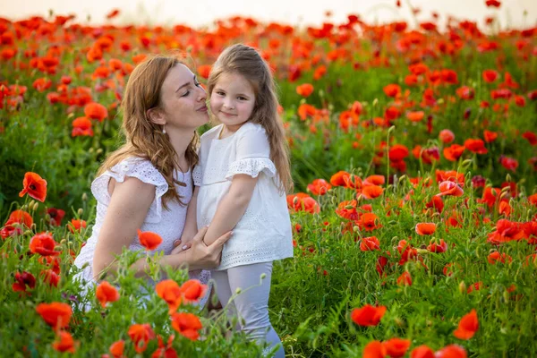 Bella Madre Sua Figlia Nel Campo Fiori Papavero Primaverile Nella — Foto Stock