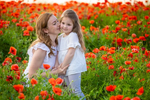 Bella Madre Sua Figlia Nel Campo Fiori Papavero Primaverile Nella — Foto Stock