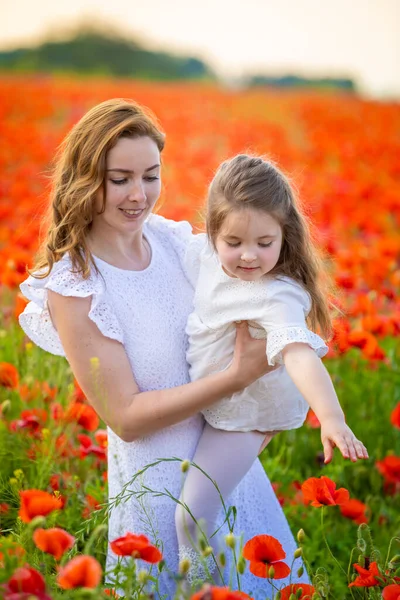 Bella Madre Sua Figlia Nel Campo Fiori Papavero Primaverile Nella — Foto Stock