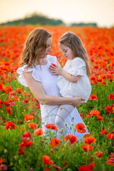 Bella Madre Sua Figlia Nel Campo Fiori Papavero Primaverile Nella — Foto Stock