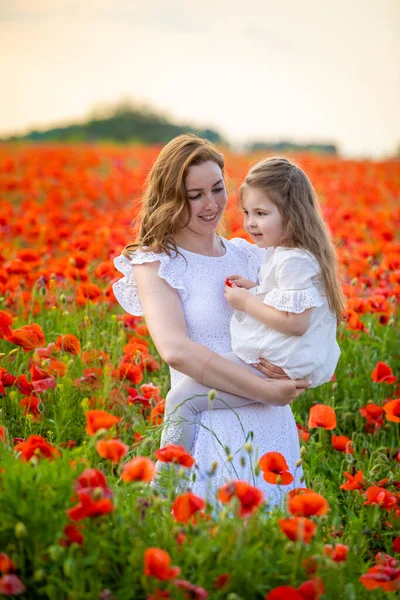 Bella Madre Sua Figlia Nel Campo Fiori Papavero Primaverile Nella — Foto Stock