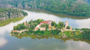 Çek Cumhuriyeti 'nde Vltava ve Otava nehirlerinin birleştiği kayalık çıkıntıda yer alan Czech Ortaçağ Şatosu Zvikov' un hava manzarası