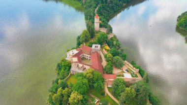 Çek Cumhuriyeti 'nde Vltava ve Otava nehirlerinin birleştiği kayalık çıkıntıda yer alan Czech Ortaçağ Şatosu Zvikov' un hava manzarası