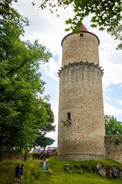 Ortaçağ şatosu Zvikov veya Klingenberg, Çek Cumhuriyeti 'nde yuvarlak kulesi ve taş köprüsü olan ana giriş kapısı