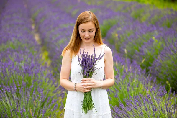 Caminatas Mujer Con Ramo Campo Lavanda República Checa — Foto de Stock