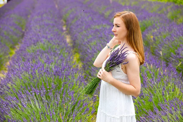 Woman Walks Bouquet Lavander Field Czech Republic — Stock Photo, Image