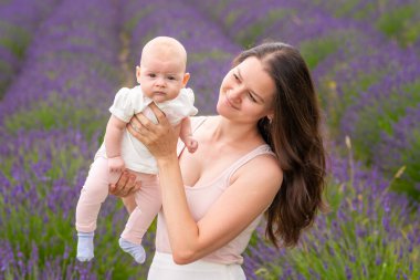 Anne, küçük kızıyla Çek Cumhuriyeti 'nde elinde bir demet lavanta tutarak yürüyor.