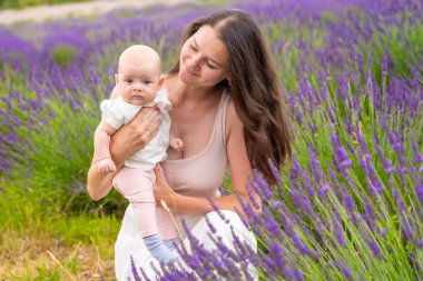 Anne, küçük kızıyla Çek Cumhuriyeti 'nde elinde bir demet lavanta tutarak yürüyor.