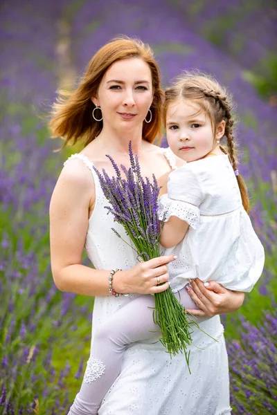 Madre Cammina Con Sua Piccola Figlia Che Tiene Mazzo Lavanda — Foto Stock