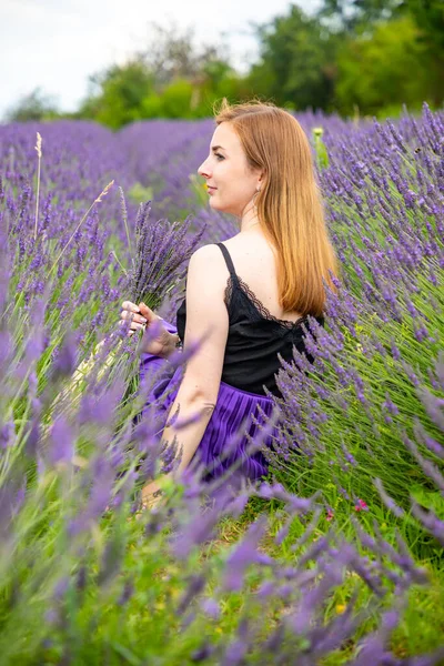 Femme Marche Avec Bouquet Dans Champ Lavande République Tchèque — Photo