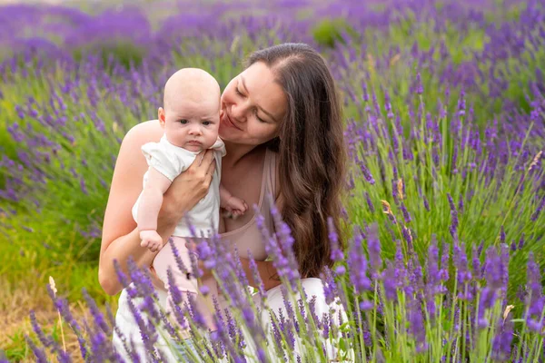 Madre Cammina Con Sua Piccola Figlia Che Tiene Mazzo Lavanda — Foto Stock