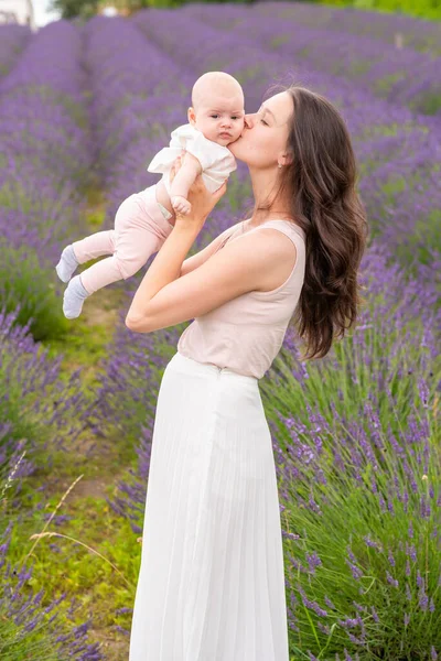 Madre Cammina Con Sua Piccola Figlia Che Tiene Mazzo Lavanda — Foto Stock