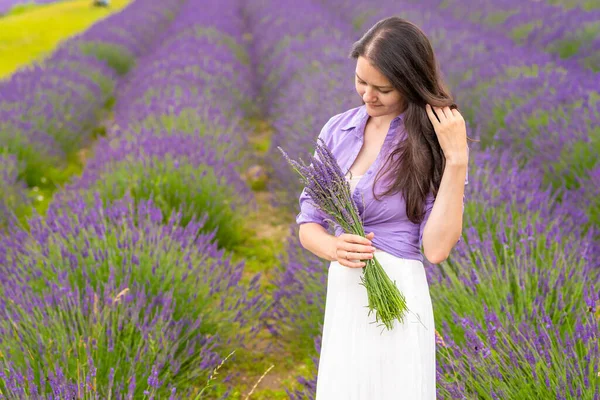 Caminatas Mujer Con Ramo Campo Lavanda República Checa — Foto de Stock