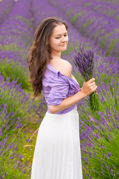 Mulher Caminha Com Buquê Campo Lavander República Checa — Fotografia de Stock