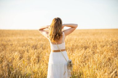 Çek Cumhuriyeti 'nde yaz gününde sahada mutlu genç bir kadın