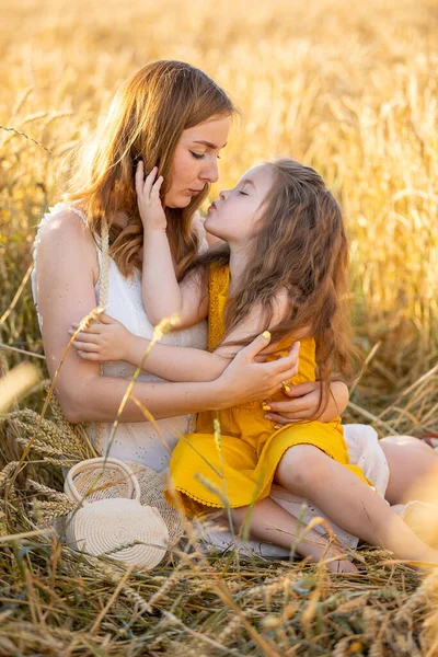 Bella Giovane Madre Sua Figlia Campo Grano Nella Giornata Sole — Foto Stock