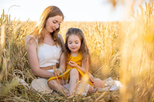 Bella Giovane Madre Sua Figlia Campo Grano Nella Giornata Sole — Foto Stock