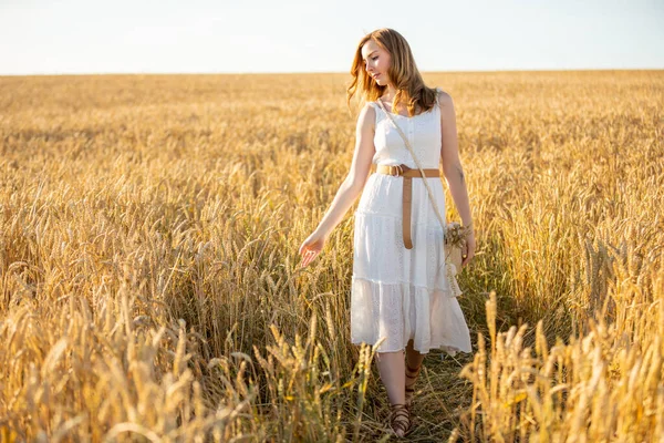 Gelukkige Jonge Vrouw Het Veld Zomer Dag Tsjechië — Stockfoto