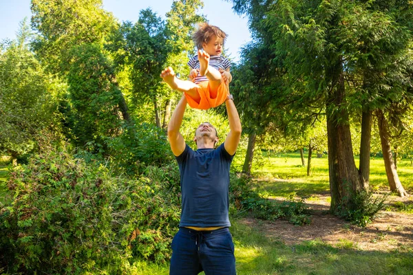 Portrét Roztomilého Chlapečka Downovým Syndromem Hrající Tátou Letní Den Přírodě — Stock fotografie