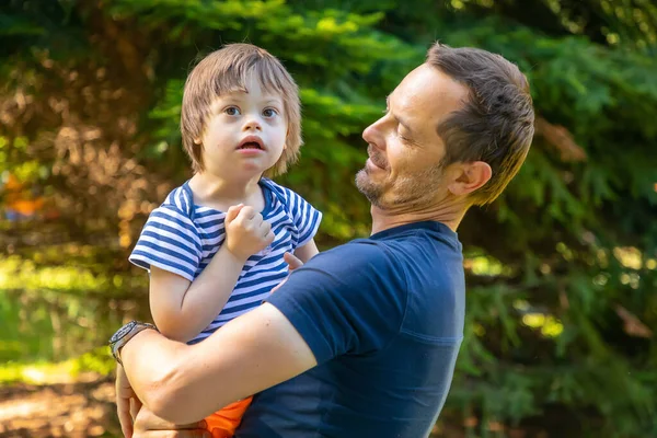 Retrato Menino Bonito Com Síndrome Brincando Com Pai Dia Verão — Fotografia de Stock