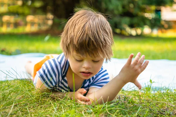 Портрет Милого Хлопчика Синдромом Дауна Який Грає Літній День Природі — стокове фото