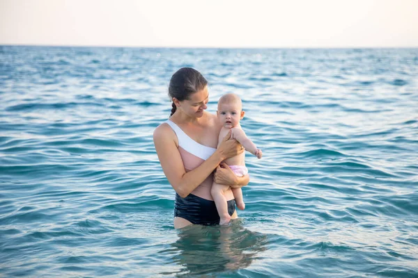 Hermosa Joven Con Hija Pequeña Niña Nadando Mar Atardecer Mujer — Foto de Stock