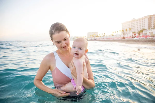 Hermosa Joven Con Hija Pequeña Niña Nadando Mar Atardecer Mujer — Foto de Stock