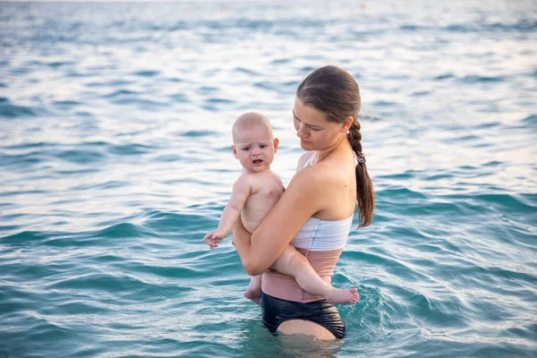 Hermosa Joven Con Hija Pequeña Niña Nadando Mar Atardecer Mujer — Foto de Stock