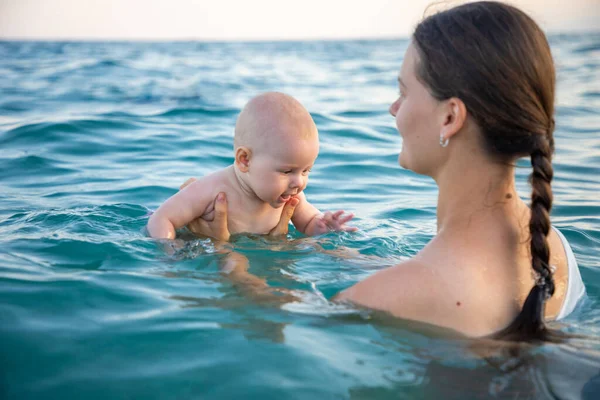 Hermosa Joven Con Hija Pequeña Niña Nadando Mar Atardecer Mujer — Foto de Stock