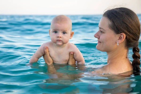 Hermosa Joven Con Hija Pequeña Niña Nadando Mar Atardecer Mujer — Foto de Stock