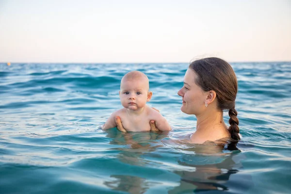 Hermosa Joven Con Hija Pequeña Niña Nadando Mar Atardecer Mujer — Foto de Stock