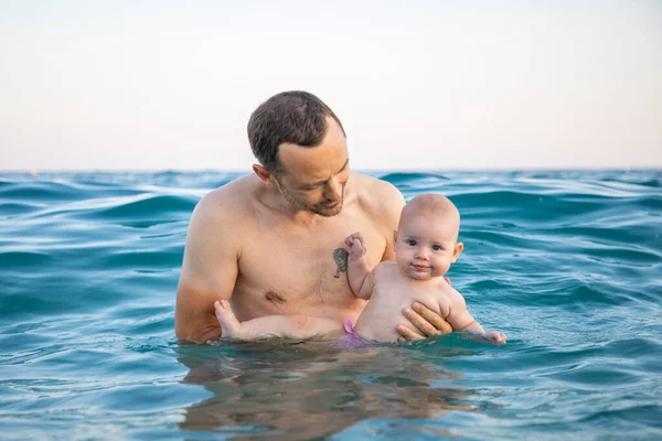 Padre Con Figlia Bambina Che Nuota Rilassa Mare Tramonto Uomo — Foto Stock