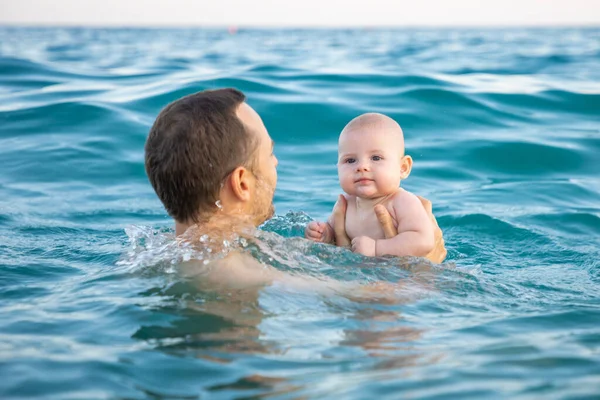 Padre Con Hija Niña Nadando Relajándose Mar Atardecer Hombre Con — Foto de Stock