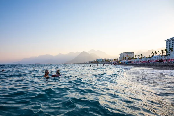 Antalya Törökország 2020 Konyaalti Homokos Strand Bika Hegyek Naplementekor Antalya — Stock Fotó