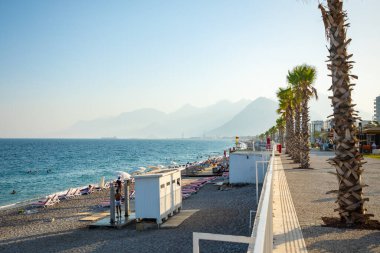 Antalya, Türkiye - 2.09.2020: Günbatımında Konyaalti kumsalı ve Taurus dağları, Antalya, Türkiye