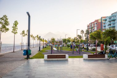 Antalya, Türkiye - 2.09.2020: Günbatımında Konyaalti kumsalı ve Taurus dağları, Antalya, Türkiye
