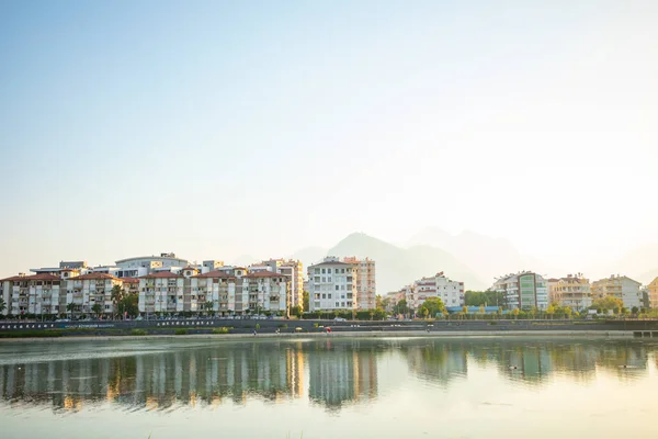 Antalya, Turcja - 2.09.2020: Architektura Antalyi, nowoczesny budynek mieszkalny na nabrzeżu w Antalii, Turcja — Zdjęcie stockowe