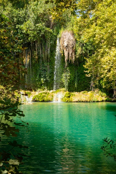 Cascada Kursunlu cerca de la ciudad de Antalya en Turquía, fondo de viaje de la naturaleza, tiempo de otoño — Foto de Stock