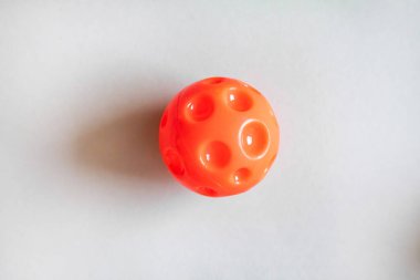 Gri arka planda virüs olarak kırmızı plastik top, tıbbi konsept