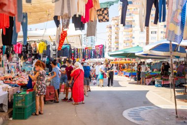 Antalya, Türkiye - 5.09.2020: Türkiye 'de insanlar Türk pazarından alışveriş yapıyor