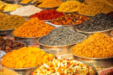 Türkiye 'nin Antalya, Türkiye pazarında çeşitli fındık ve kurutulmuş meyveler