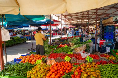Antalya, Türkiye - 5.09.2020: Türkiye pazarında alışveriş yapan insanlar, Antalya, Türkiye
