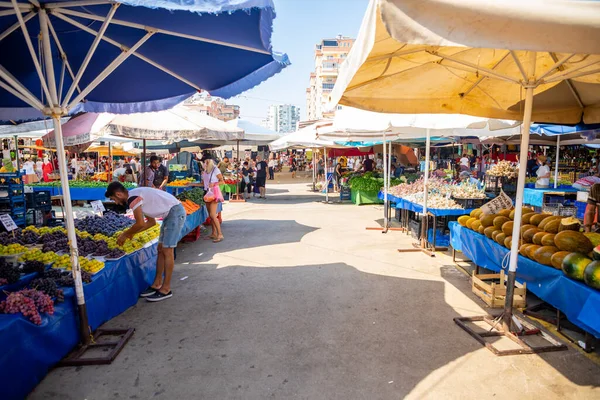 Antalya, Turcja - 5.09.2020: Ludzie kupujący na tureckim rynku, Antalya, Turcja — Zdjęcie stockowe